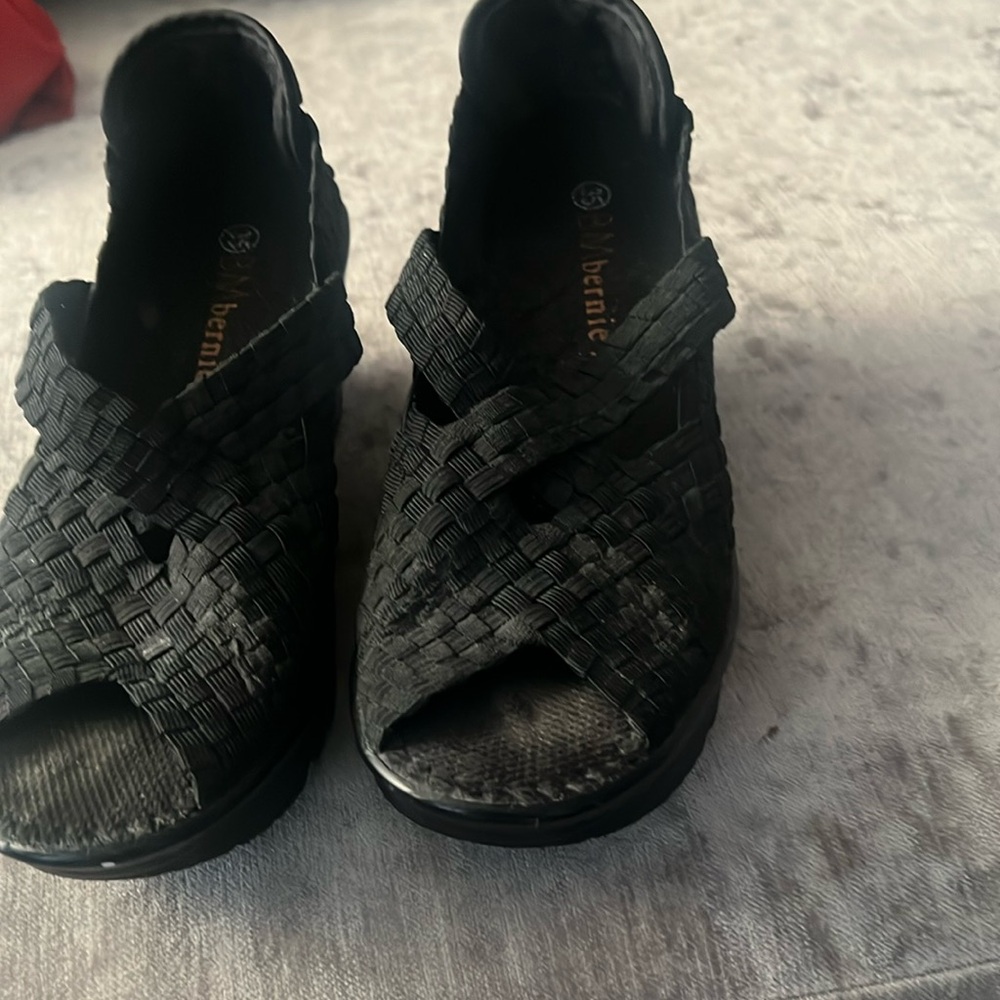 Bernie Mev Size 5 black open toed shoes EUC